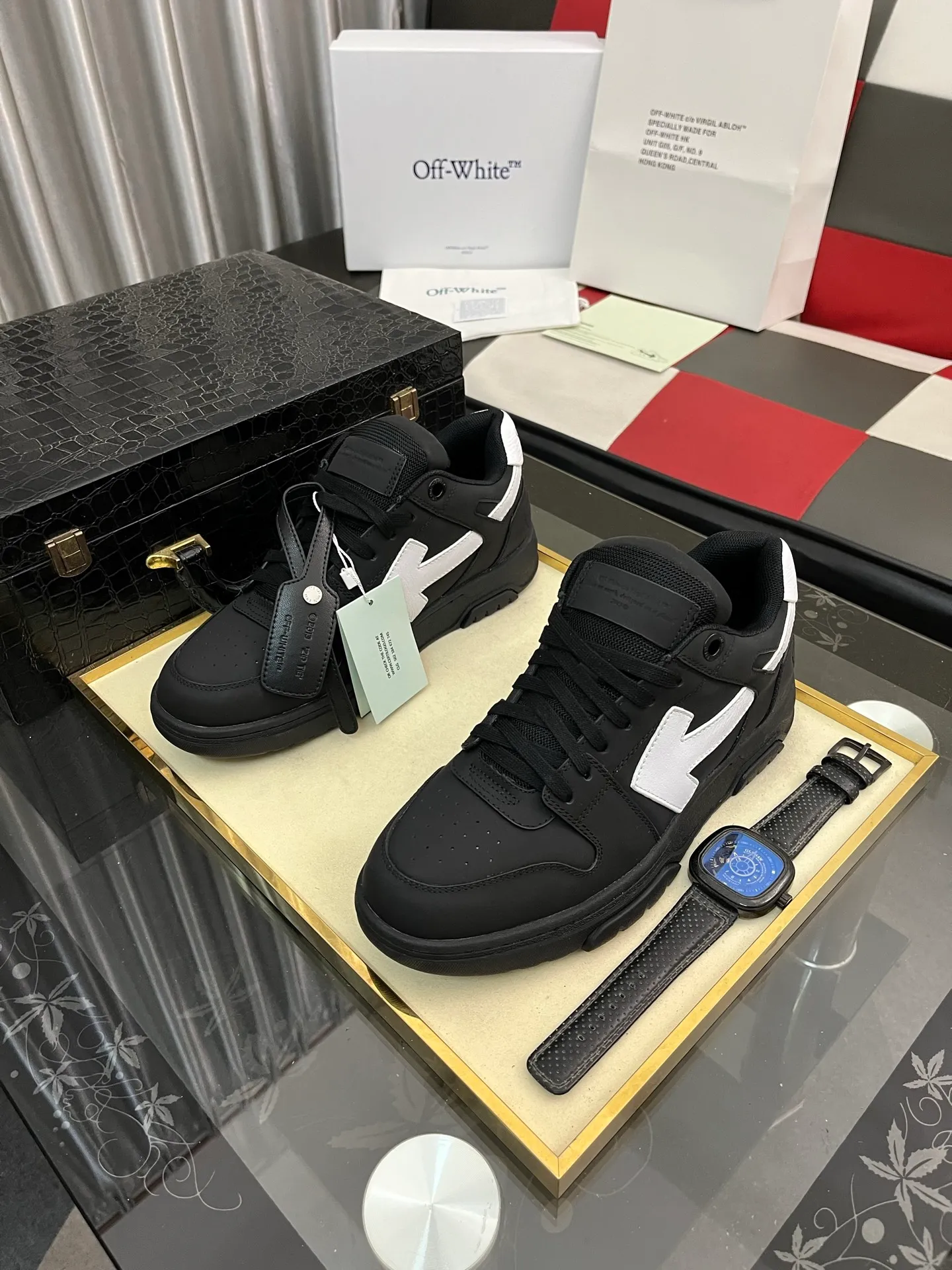 Men's shoes 💰600⌚️⌚️ OFF-White C/O VirGil Abloh fashionable and versatile casual shoes. Exclusive first release of the new model. Made of environmentally friendly cowhide leather and mesh fabric upper material. The insole is embedded with foam cushioning EVA material. The correct midsole is equipped with EVA lightweight cushioning. External tooth nail rubber outsole. The correct accessories can be customized simultaneously. Women's model: 35-40 Men's model: 39-45